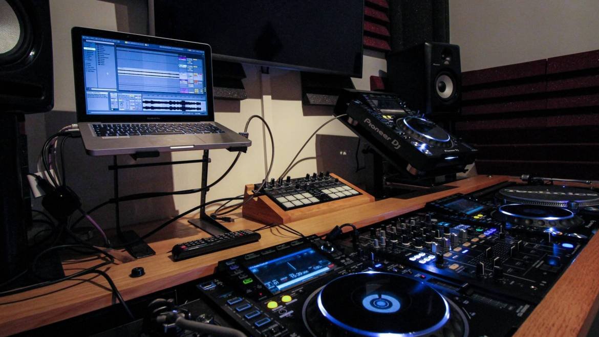 DJ Training Own the Decks with Power-Packed Education