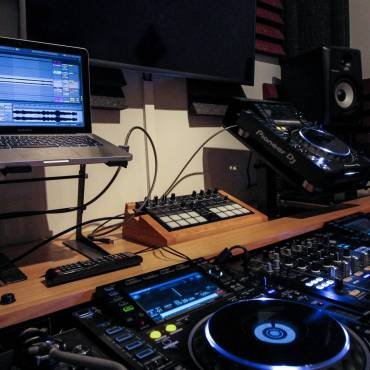 DJ Training Own the Decks with Power-Packed Education