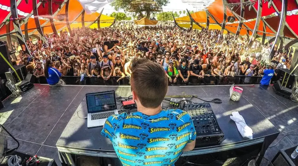 dj-crowd